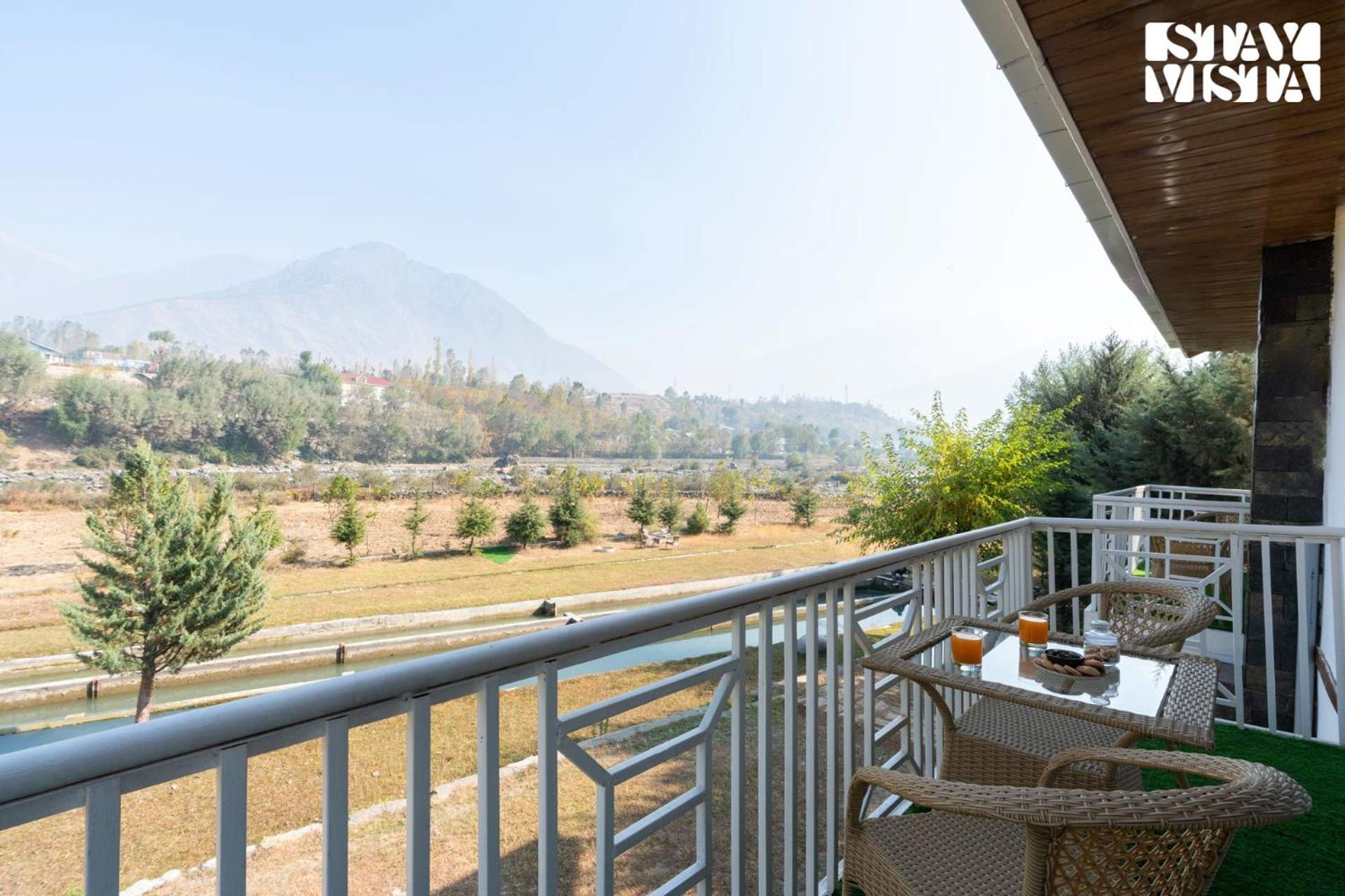 Stayvista At Khwab Villa With Lawn, Bbq Srīnagar Exterior foto